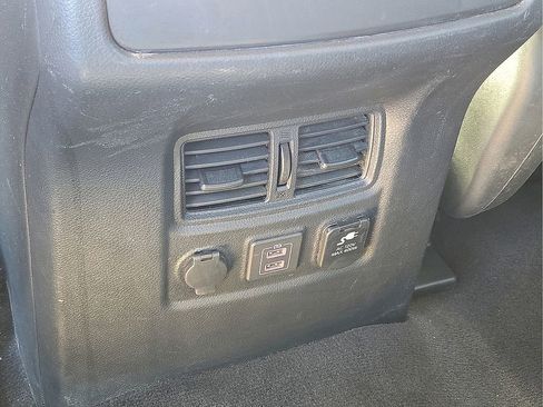 Used 2024 Nissan Titan SV w/ SV Convenience Package image 17