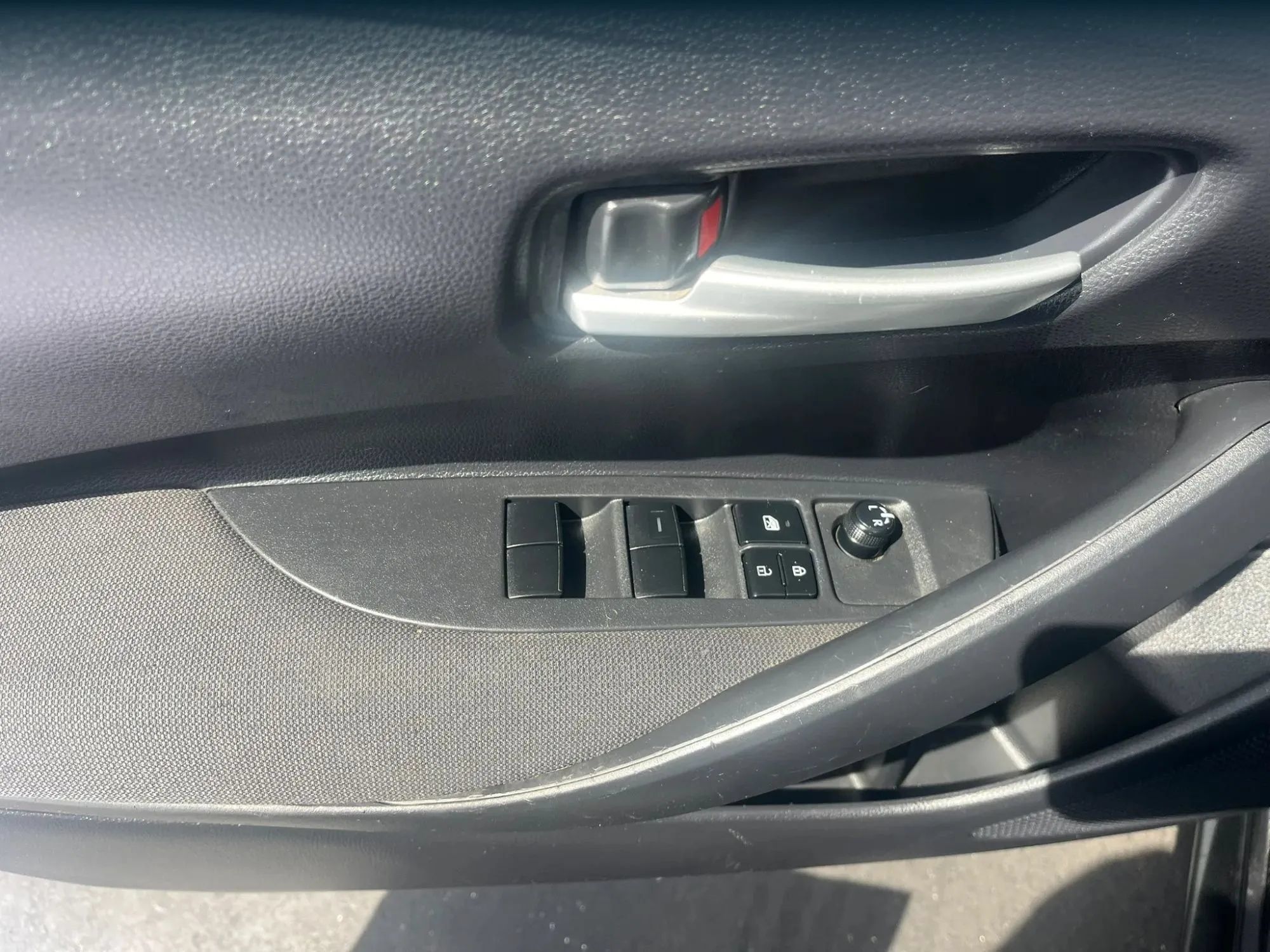 Used 2020 Toyota Corolla LE FWD image 13