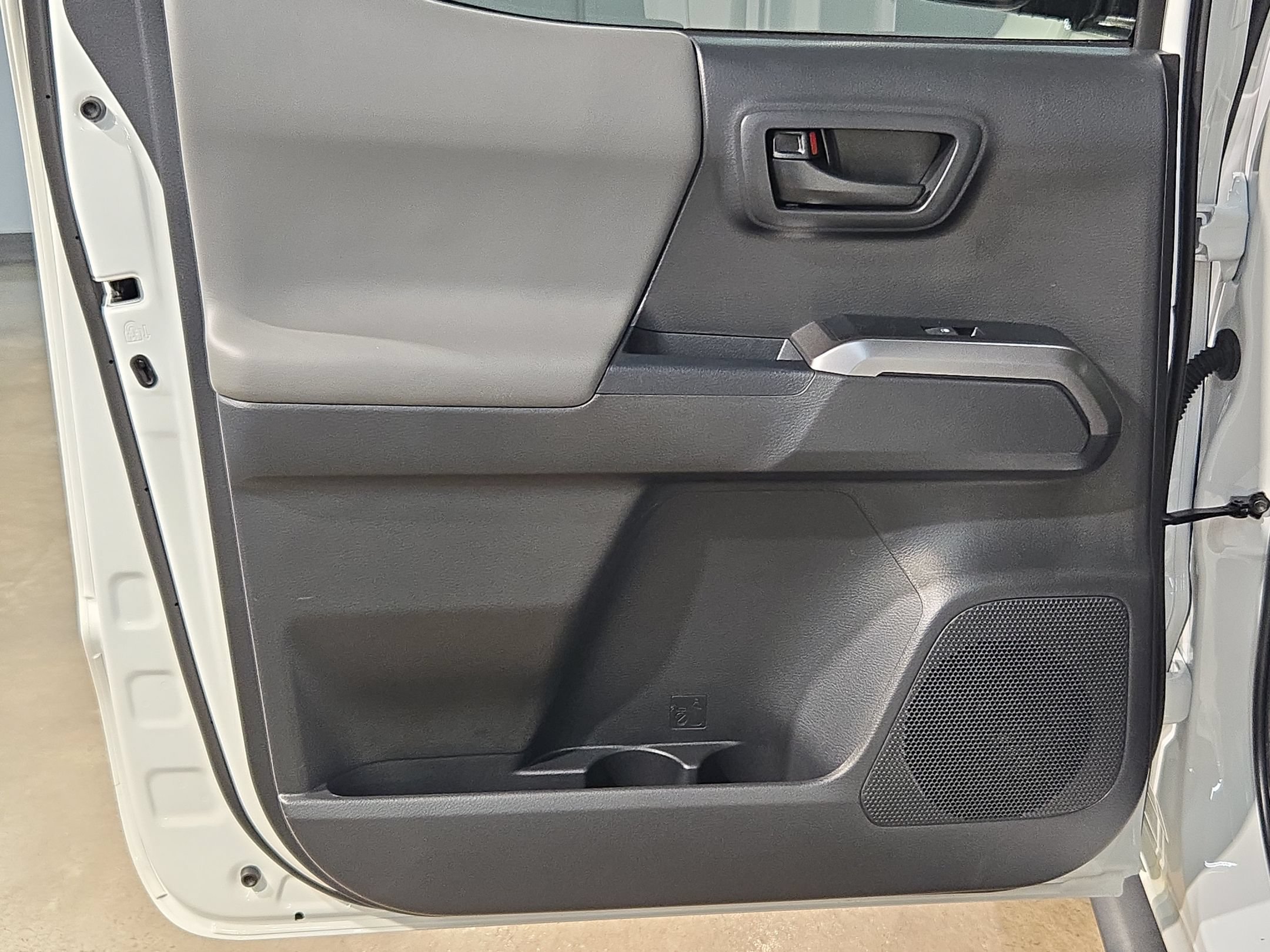 Used 2022 Toyota Tacoma SR5 RWD image 32