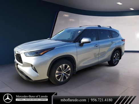 Used 2023 Toyota Highlander XLE FWD image 1