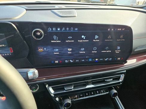 Used 2025 Chevrolet Traverse RS image 7