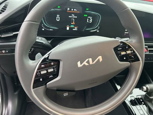 Used 2023 Kia Niro EX image 18