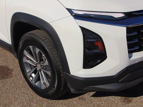 Used 2025 Chevrolet Equinox LT w/ Convenience Package II image 2