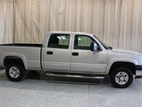Used 2004 Chevrolet Silverado 2500 LS w/ Heavy-Duty Power Package image 3