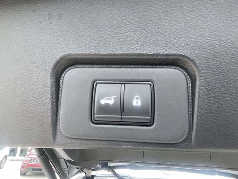 Used 2025 Nissan Rogue SV FWD image 9