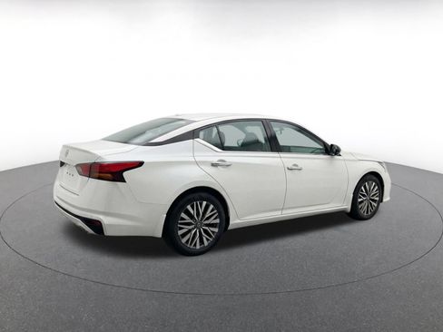 Used 2025 Nissan Altima 2.5 SV FWD image 11