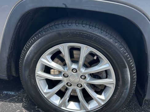 Used 2019 Jeep Cherokee Latitude w/ Popular Appearance Group FWD image 17