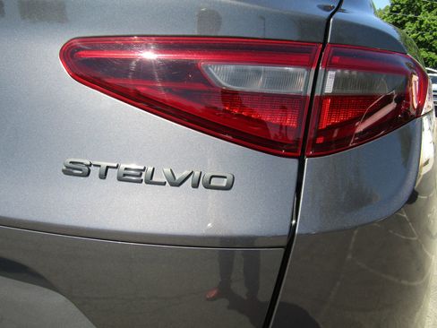 Used 2019 Alfa Romeo Stelvio Ti Sport w/ Quick Order Package 22S Sport AWD/4WD image 8