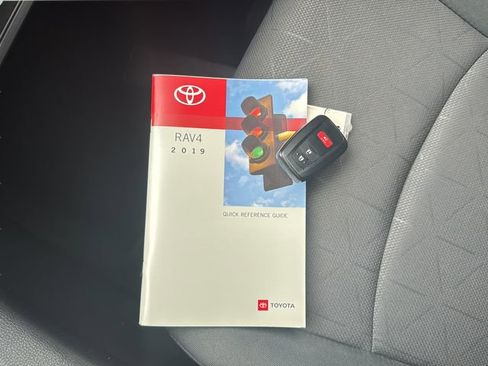 Used 2019 Toyota RAV4 XLE FWD image 33
