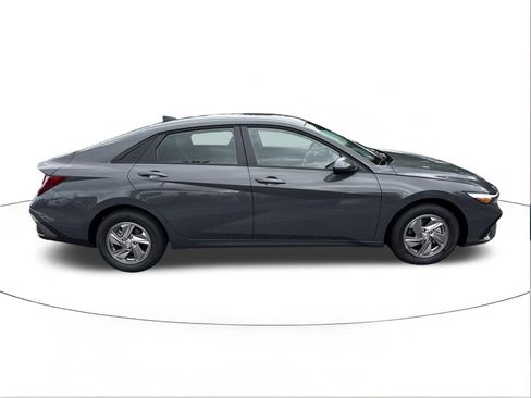 New 2026 Hyundai Elantra SE FWD image 2