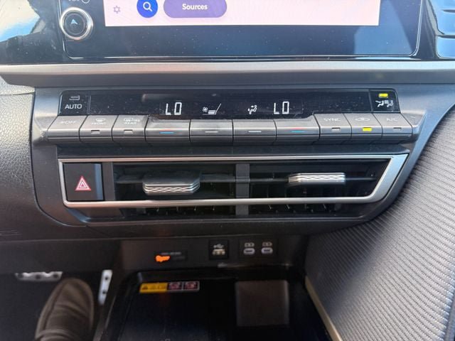 Used 2025 Toyota Camry SE FWD image 5