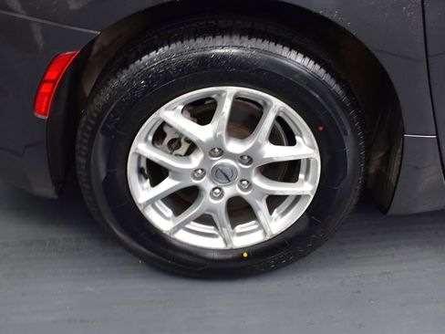 Used 2023 Chrysler Pacifica Touring-L image 8