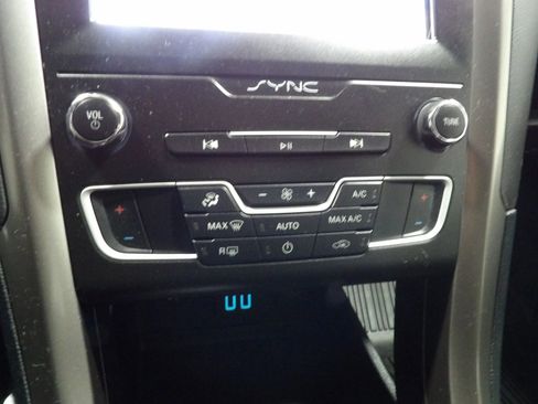 Used 2019 Ford Fusion SE image 13