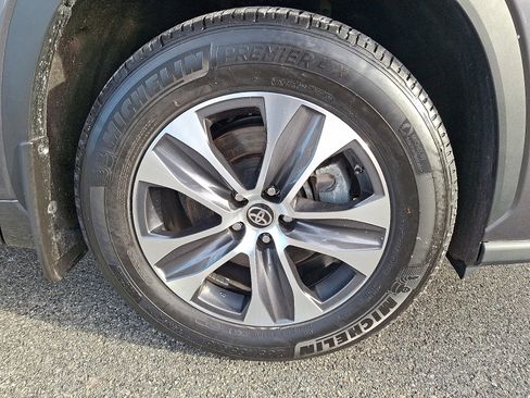 Certified 2024 Toyota Highlander XLE image 8