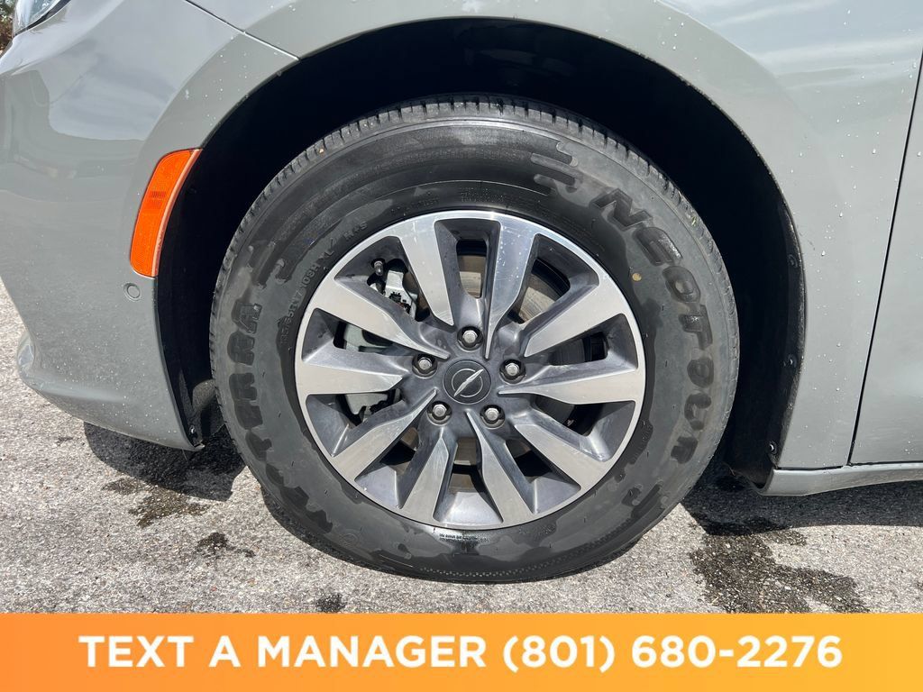 Used 2023 Chrysler Pacifica Touring-L FWD image 8