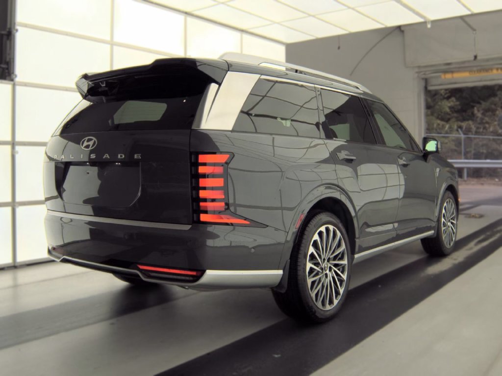 Used 2026 Hyundai Palisade Calligraphy FWD image 3