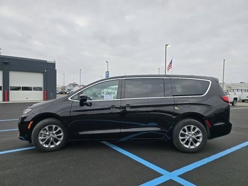 Used 2024 Chrysler Pacifica Touring-L w/ Uconnect Theater Family Group image 11