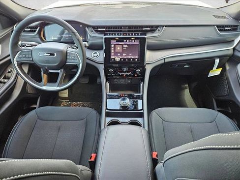 New 2025 Jeep Grand Cherokee Laredo w/ Luxury Tech Group I image 14