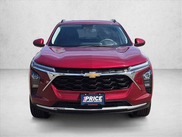 Used 2025 Chevrolet Trax LT FWD image 2
