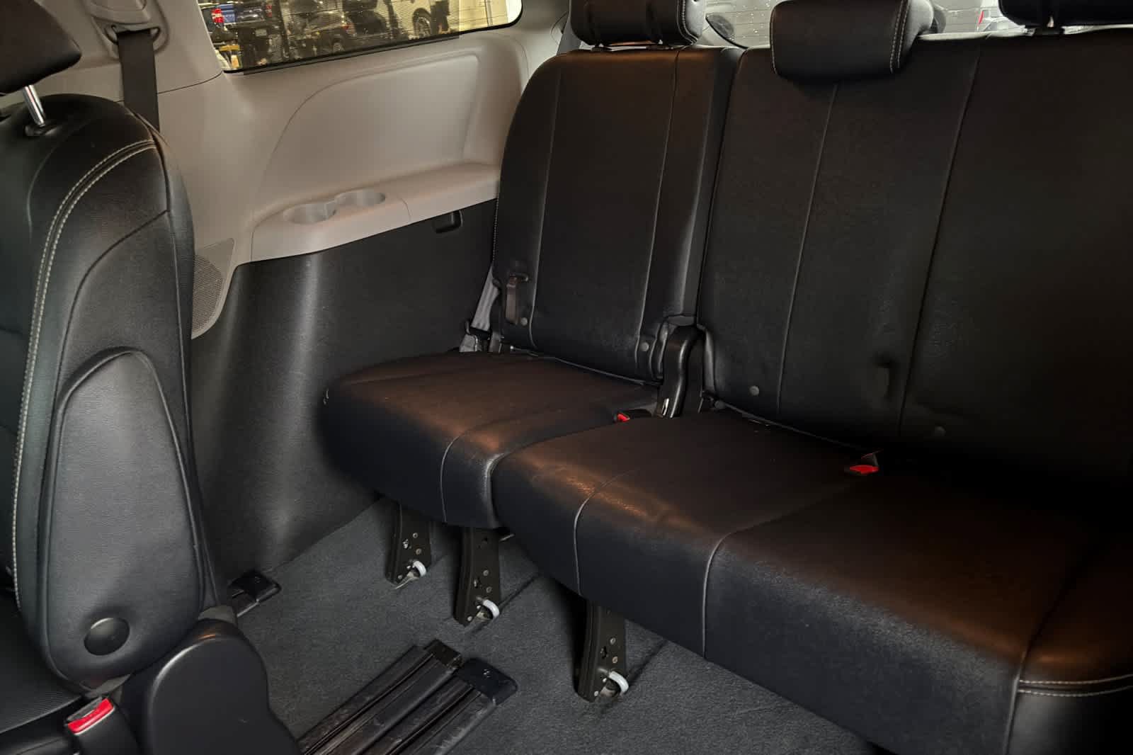 Used 2020 Toyota Sienna SE w/ Preferred Accessory Package FWD image 15