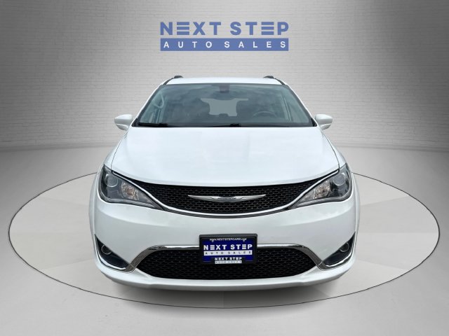Used 2018 Chrysler Pacifica Touring-L FWD image 2