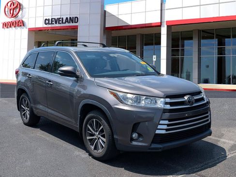 Used 2017 Toyota Highlander XLE AWD/4WD image 2