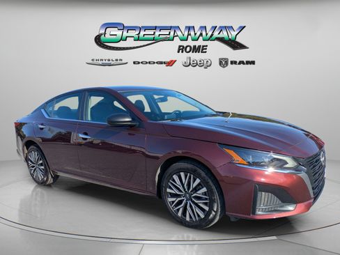 Used 2025 Nissan Altima 2.5 SV AWD/4WD image 2