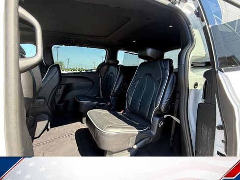 Used 2025 Chrysler Pacifica Limited FWD image 10