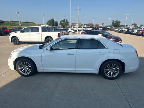 Used 2017 Chrysler 300 Limited RWD image 8