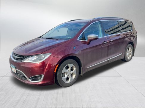 Used 2018 Chrysler Pacifica Limited w/ Advanced Safetytec Group image 3