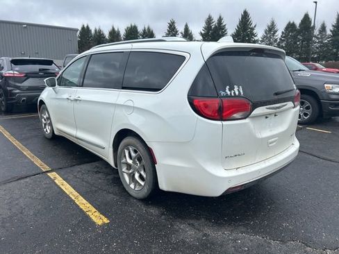 Used 2018 Chrysler Pacifica Limited image 2