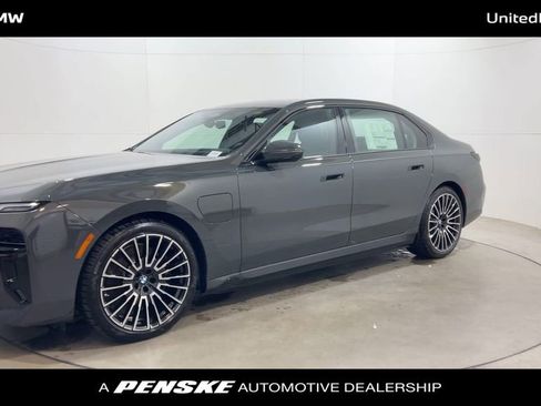 New 2026 BMW 750e xDrive w/ Premium Package image 4