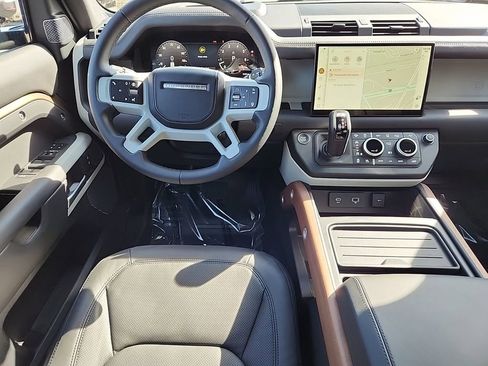 New 2024 Land Rover Defender 110 SE image 4
