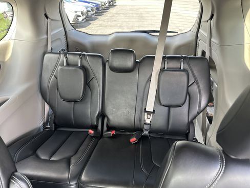 Used 2023 Chrysler Pacifica Touring-L image 14