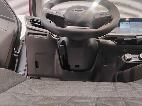 Used 2025 Nissan Kicks SV w/ SV Premium Package FWD image 31