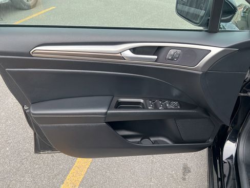 Used 2018 Ford Fusion SE w/ Fusion SE Technology Package image 14