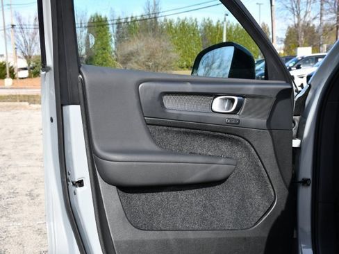 Used 2025 Volvo XC40 B5 Plus image 10