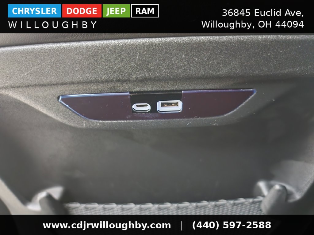 Used 2025 Chrysler Pacifica Select FWD image 26