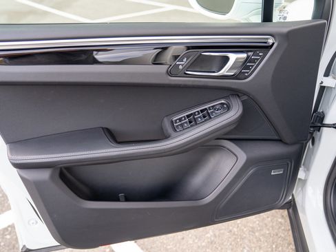 Used 2025 Porsche Macan image 10