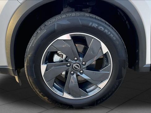 Used 2025 Nissan Rogue SV AWD/4WD image 11