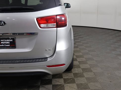 Used 2016 Kia Sedona LX image 13