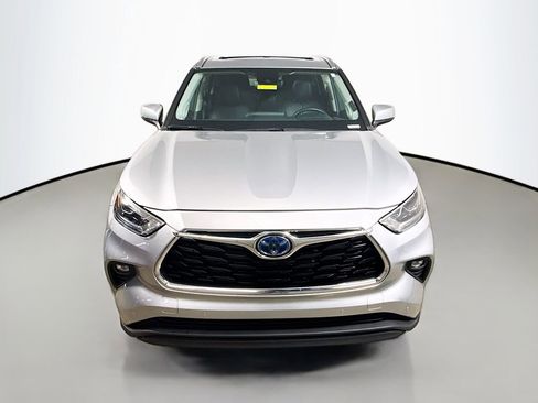 Used 2022 Toyota Highlander Limited FWD image 2