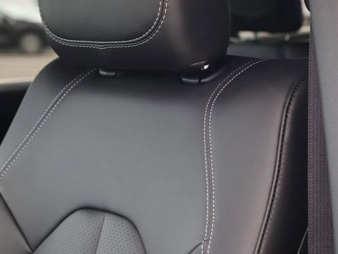 Used 2026 Chrysler Pacifica Select image 15