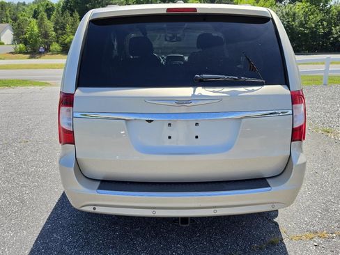 Used 2013 Chrysler Town & Country Touring-L w/ Driver Convenience Group FWD image 5