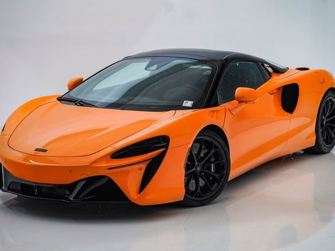 Used 2026 McLaren Artura Spider RWD image 9