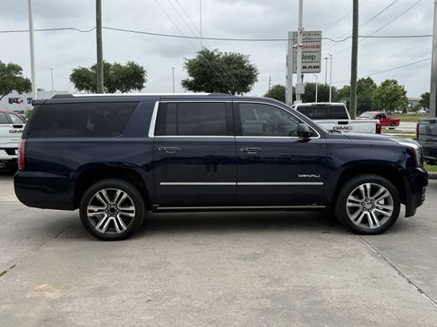 Used 2018 GMC Yukon XL Denali w/ Denali Ultimate Package AWD/4WD image 3