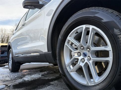 Used 2025 Ford Explorer Active image 9
