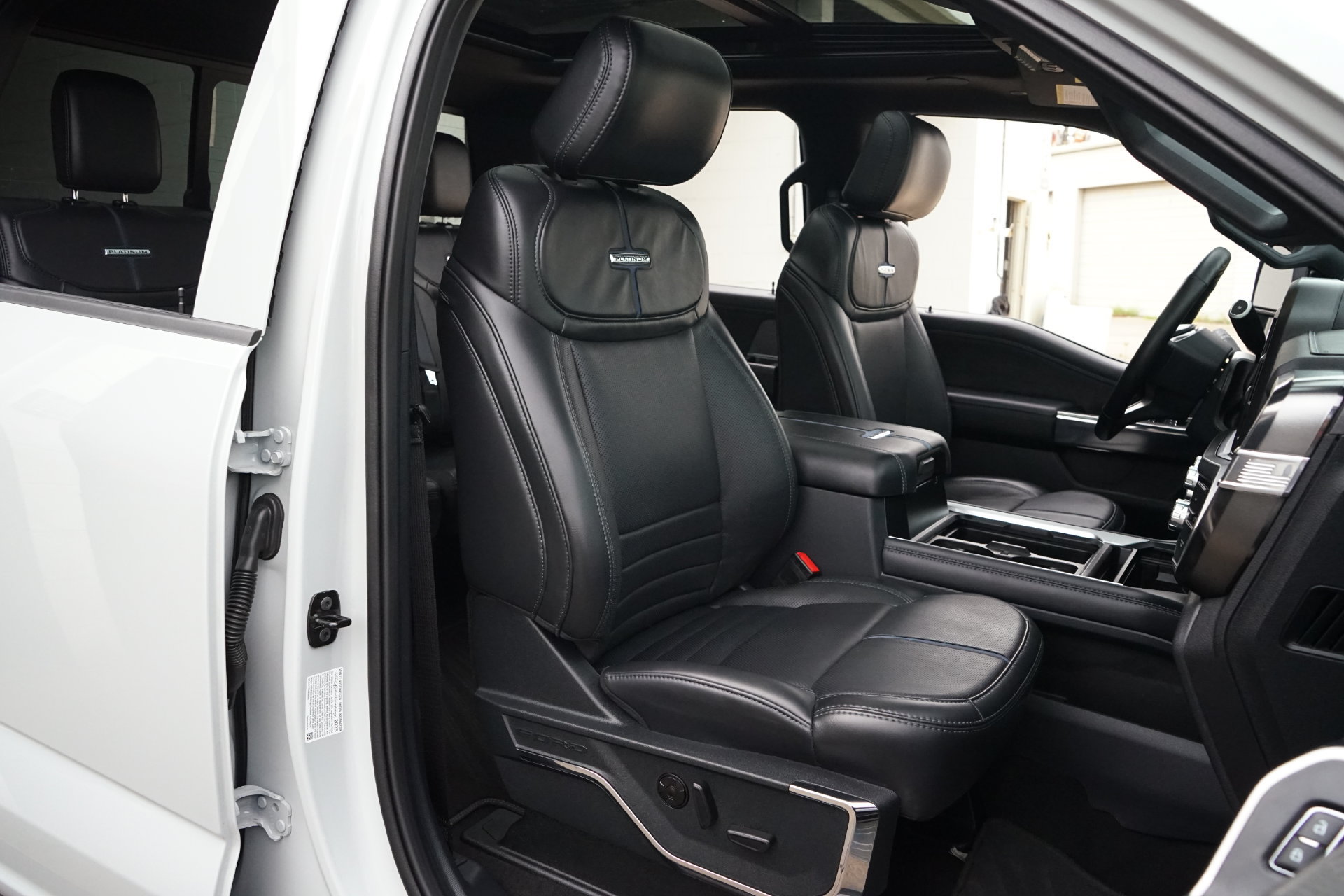 Used 2025 Ford F350 Platinum AWD/4WD image 4