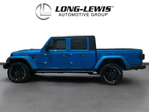 Used 2022 Jeep Gladiator Sport AWD/4WD image 2