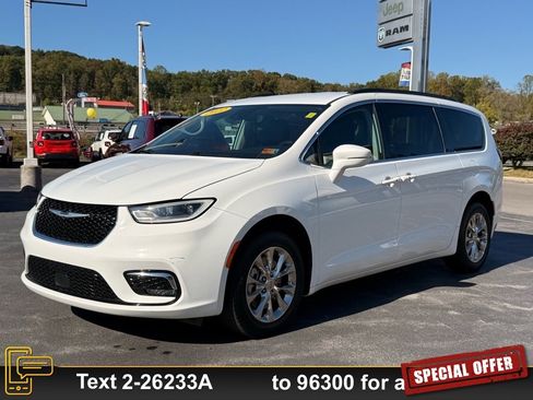Used 2022 Chrysler Pacifica Touring-L image 10